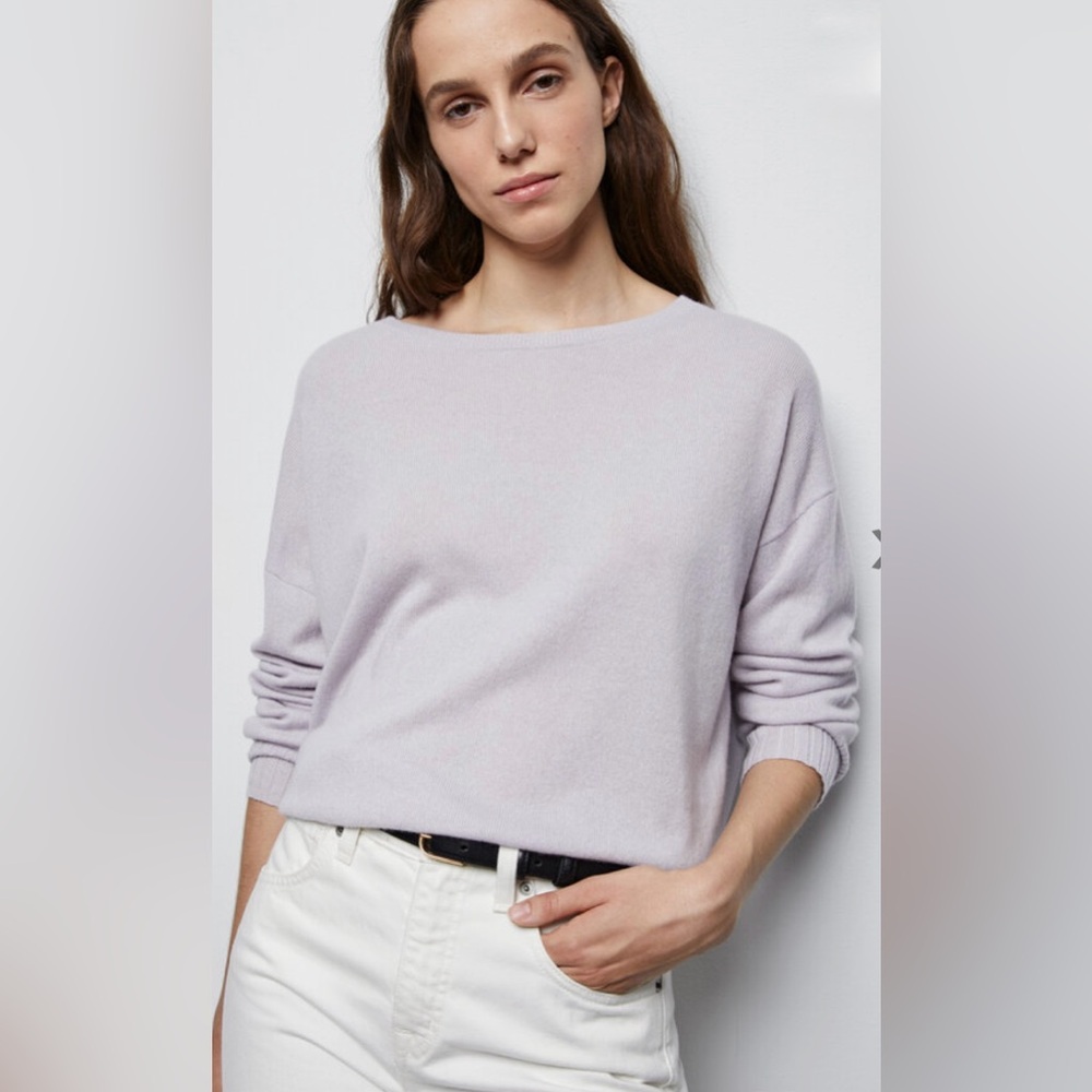 NILI LOTAN - 100% Cashmere Boyfriend Sweater in Lilac.  Size Large.